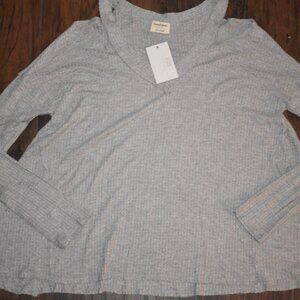 NWT- Emory Park Women Gray Long Sleeve, Cut Out‎ Shoulders T-Shirt M